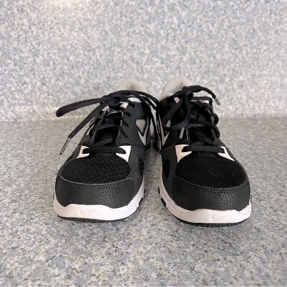 Nike Training Youth Size 5.5 Black White Unisex Sneakers Shoes